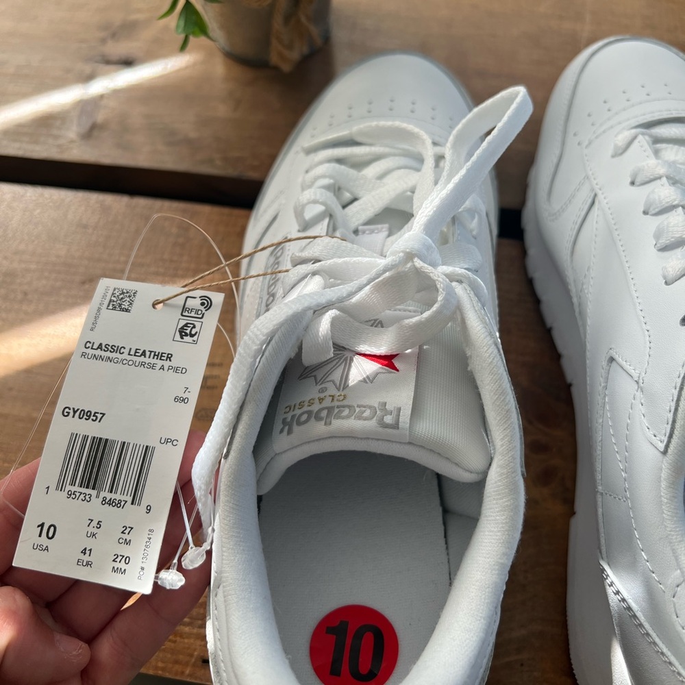 White Reebok classic shoes - Picture 4 of 7